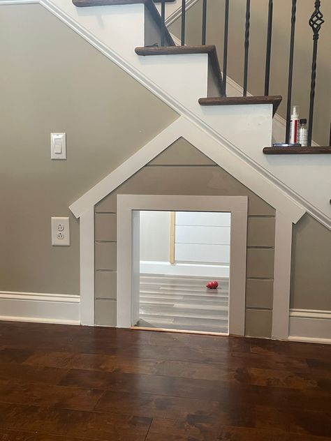 Stair Dog House, Dog Under Stairs, Dog House Inside, Dog Condo, Dog House Ideas, Under Stairs Dog House, Pillows To Make, Room Under Stairs, Closet Under Stairs