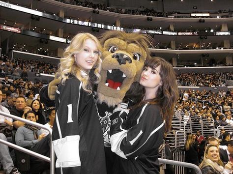 demi lovato and taylor swift  | taylor swift and demi lovato in L.A. | Flickr - Photo Sharing! Demi Lovato 2009, Demi Lovato Young, David Henrie, Young Taylor Swift, Taylor Swift Taylor Swift, Taylor Swift Fotos, Taylor Smith, Kings Game, Estilo Taylor Swift