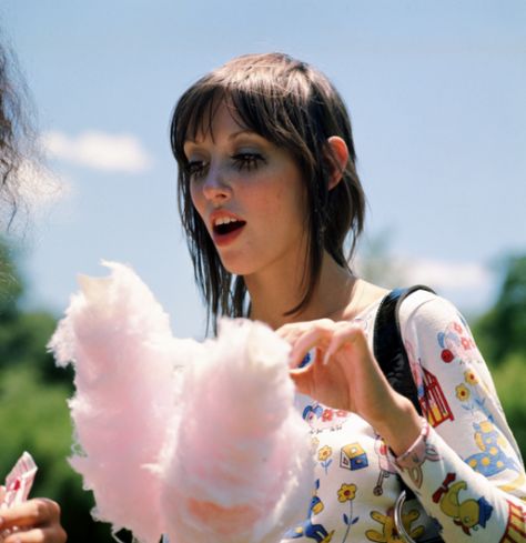 Shelley Duvall eating cotton candy on the set of "Brewster McCloud" 1970 Tumblr, Shelly Duvall, Brewster Mccloud, Shelley Duvall, Fritz Lang, Horse Face, Hugh Dancy, The Shining, Melanie Martinez