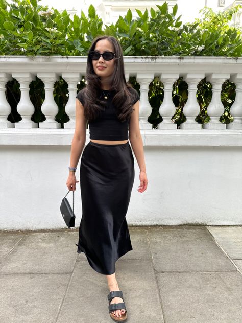 Midi Skirt Satin Outfit, Satin Midi Skirt Outfits Party, Medium Black Skirt Outfit, Satin Black Skirt Outfit Summer, Midi Black Satin Skirt Outfit, Long Silk Skirt Outfit Casual, Outfits With Black Silk Skirt, Black Slip Skirt Outfit Work, Black Satin Skirt Summer Outfit