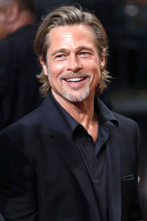 Brad Pitt Medium Hair, Brad Pitt Today, Brad Pitt Laughing, Old Brad Pitt, Old Actors Men, Brad Pitt Selfie, Brad Pitt Smile, Brad Pitt Old, Brad Putt