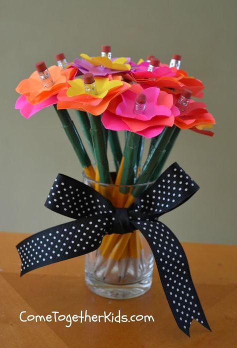 Come Together Kids: Colorful Pencil Bouquet Pencil Flowers Diy, Bouquet Of Sharpened Pencils, School Supplies Bouquet, Pencil Bouquet, Pencil Flowers, Pencil Crafts, Teacher Appreciation Gifts Diy, Teachers Day Gifts, Pencil Toppers