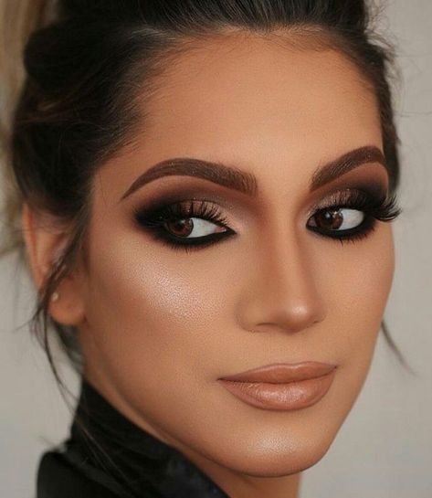 Burgundy Eye Makeup, Makeup For Small Eyes, Big Eyes Makeup, Black Smokey Eye Makeup, Rainbow Eye Makeup, Halo Eye Makeup, Kendall Jenner Makeup, Smokey Eye Makeup Look, Black Eye Makeup