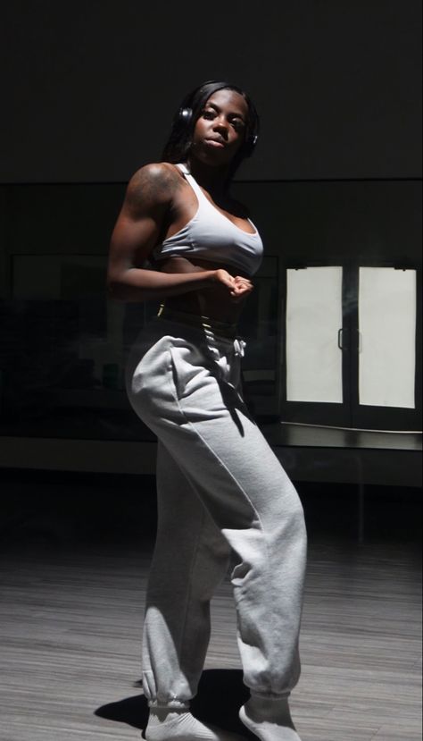 gym, gym motivation, women upper body, gym transformation, gym photo, muscles, upper body muscles, gym inspiration, fitness, fit, black women fitness Black Buff Women, Black Muscle Mommy, Black Female Fitness Goals, Black Women With Muscles, Black Muscular Woman, Black Woman Gym Aesthetic, Buff Black Woman, Black Woman Gym, Lean Muscle Women