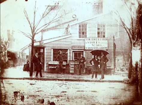 These rare shots from America in the 1840's are some of the earliest known photos. Men Posing, Wilde Westen, Early Photos, Rare Images, History Of Photography, Historical Images, Rare Pictures, History Photos, Interesting History