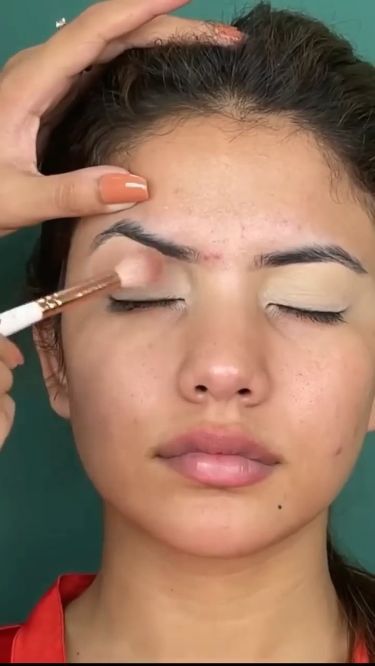 Puffy Eyes Makeup, Makeup Artist Working, Bridal Makeup Pictures, Bride Eye Makeup, Indian Eye Makeup, Simple Bridal Makeup, Wedding Bridal Makeup, Bridal Makeup Videos, Shimmer Eye Makeup