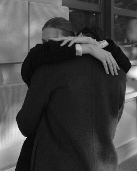 her uncharted heart Tumblr, Public Display Of Affection, Hugging Couple, Couples Vibe, Relationship Pictures, Couple Relationship, Long Term Relationship, Love Languages, Couples In Love