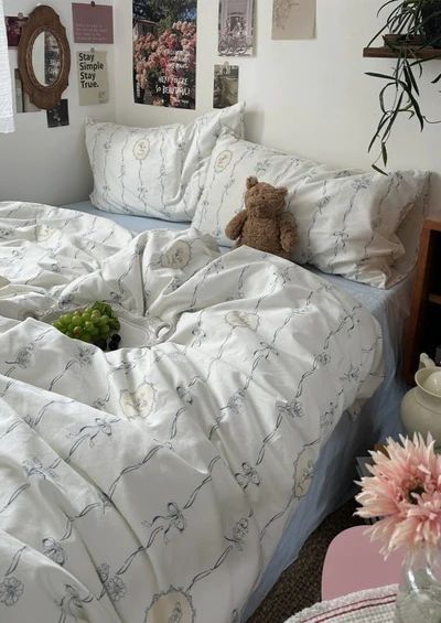 Back to school & dorm essentials: A guide with Ever Lasting 📓✧˖°. | Room Decor Tips | Ever Lasting Blog Floral Bed Sheets Blue, Brandy Melville Bedroom, Cute Bedsheet, Blue Floral Bedding, Cute Bedrooms, Cute Bed Sheets, Floral Bedding Set, Bed Sheet Sizes, Floral Bedding Sets