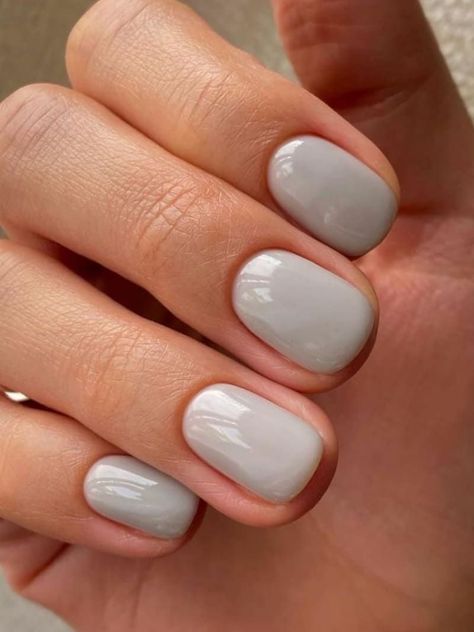 short, light gray nails Grey Gel Nails, Light Gray Nails, Grey Nail Designs, April Nails, Manicure Colors, Short Gel Nails, Light Nails, Subtle Nails, Casual Nails