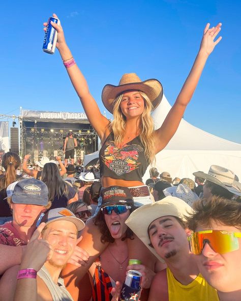 Like Bryan Concert Outfit, Country Concert Pics With Friends, Sadie Crowell Outfits, Country Concert Photo Ideas, Sadie Crowell Aesthetic, Country Concert Pics, Country Concert Hair, Auburn Rodeo, Sadie Crowell
