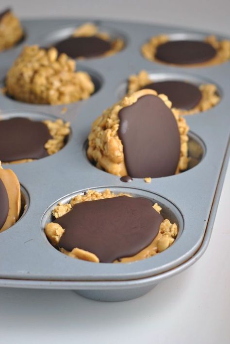 Keto Peanut Butter Granola Cups, Granola Peanut Butter Cups, Baking With Granola, Granola Bites Healthy, Peanut Butter Granola Cups, Baked Granola Cups, Peanut Butter Granola Bites, No Bake Granola Bites, Desserts With Granola