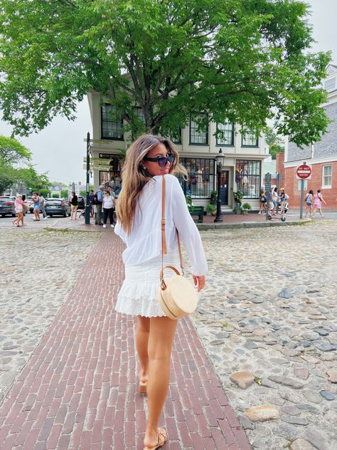 Nantucket 4th Of July, Nantucket Picture Ideas, Nantucket Instagram Photos, Nantucket Outfits Summer, Nantucket Outfit Spring, Nantucket Fashion Summer, Nantucket Photoshoot, Coastal Mom Outfits, Nantucket Aesthetic Clothes