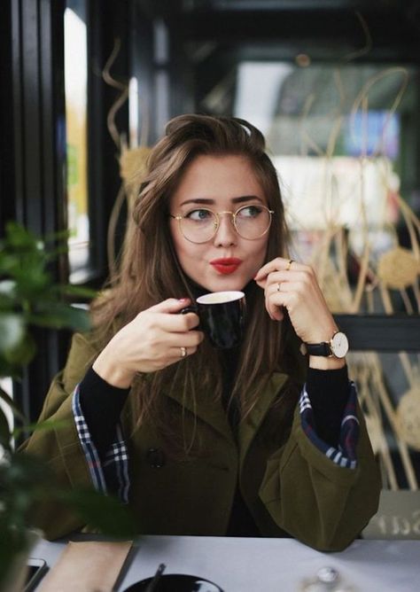 Glasses Outfit, Nerdy Glasses, Glasses Round, Four Eyes, Cute Glasses, Foto Poses, Stil Inspiration, Girls With Glasses, 영감을 주는 캐릭터