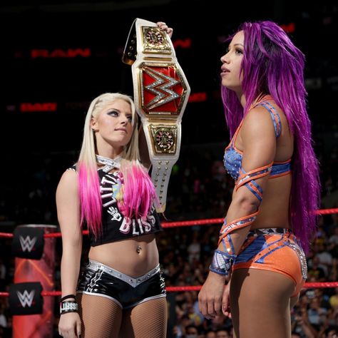 WWE RAW RED Women Champion is Alexa Bliss vs. WWE Sasha Banks....The strange win by the champion pleads for a rematch for the belt in 2017. Wwe Women's Division, Nxt Divas, Wwe Sasha Banks, Mickie James, Wwe World, Raw Women's Champion, Wwe Female Wrestlers, Wwe Girls, Alexa Bliss