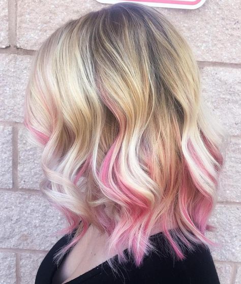 blonde lob with pastel pink highlights Dip Dye Hair, Kids Hair Color Ideas Girls Fun, Blonde And Pink Hair, Pink Hair Ideas, Blonde And Pink, Pink Hair Highlights, Blonde Hair With Pink Highlights, Pink Streaks, Pink Blonde Hair