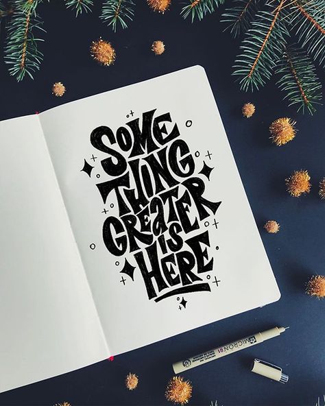 Print Hand Lettering, Lettering Cards Design, Chalk Hand Lettering, Lettering Layout Composition, Lettering &, Hand Lettering Quotes Motivation, Graphic Design Inspo Typography, Lettering Composition Ideas, Poster Lettering Handwritten