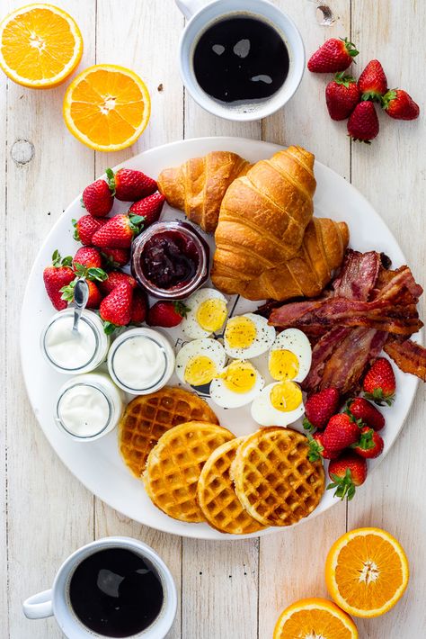 Most Pinned Recipe - Simply Delicious Breakfast And Brunch, Brunch Ideas For A Crowd, Banana Pancakes Healthy, Breakfast Platter, Breakfast Board, Bacon Eggs, Breakfast Party, Tea Cake, Breakfast Plate