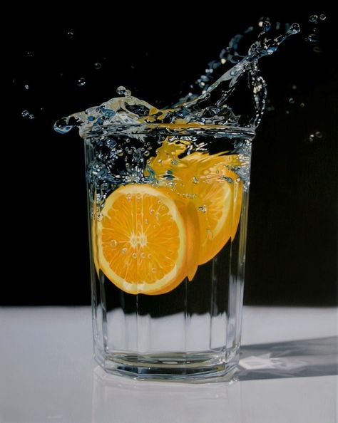 At first glance, these beautiful still life images seem like photographs. In reality, they are actually hyperrealistic paintings by artist Jason de Graaf. Maus Illustration, Realistic Pictures, Hyperrealism Paintings, Hyperrealistic Art, Water Splashing, Realistic Oil Painting, Hyper Realistic Paintings, Painting Glass, Orange Slice