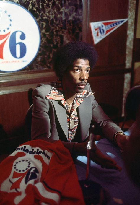 Rare SI Photos of Julius Erving | Sports Illustrated Julius Erving, Dr J, Tracy Mcgrady, Philadelphia Sports, Nba Fashion, Nba Pictures, Bleacher Report, Basketball Star, Nba Legends