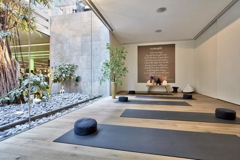 Insights and inspiration on the design of a biophilic meditation room. [more at anooi.com] #NourishingSpaces #RestorativeDesign #BiophilicDesign #BiophilicDesigner #Biophilia #Biofilia #BiophilicInteriors #BiofiliaDesign #DesignBiofilico #ProgettazioneBiofilica #DiseñoBiofilico #SustainableInteriors #Wellbeing Photo credits on the blog Ruang Gym, Deco Spa, Yoga Room Design, Gym Lighting, Sustainable Interior Design, Yoga Studio Design, Meditation Room Decor, Gym Room At Home, Wellness Studio