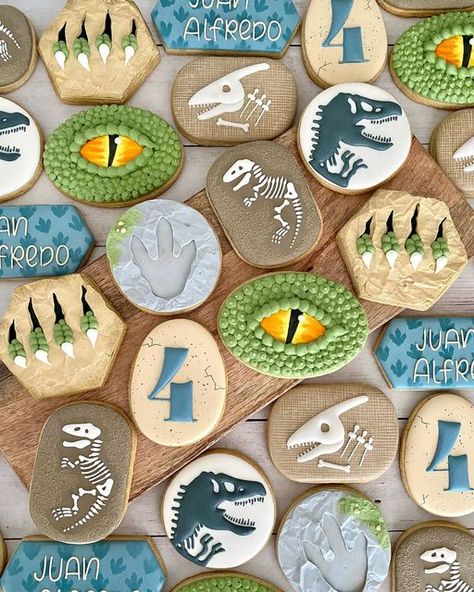 Andre Cookies on Instagram: "Jurassic Park Party #cookiesofinstagram #jurassicworld #jurassicpark #dinosaurcookies #dinosaurs #jurassicparkcookies #edibleart #instagood #ediblefavors #instacookies #galletas #dinosaurios #galletasguatemala" Jurassic World Cookies Decorated, Jurassic Park Cookies Decorated, Jurassic World Cookies, Dinosaur Cookies Decorated, Jurassic Park Cookies, Dino Cookies, 4th Birthday Party For Boys, Jurassic Park Birthday Party, Dinosaur Cookie