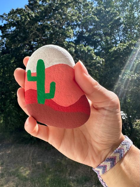 Painting Ideas On Stone Easy, Drawing Ideas On Rocks, What Paint To Use On Rocks, Rock Painting Ideas Cactus, Rock Painting Ideas Garden, Rock Painting Ideas Nature, Color Rocks Ideas, Arizona Painted Rocks, Painting Rock Ideas Easy