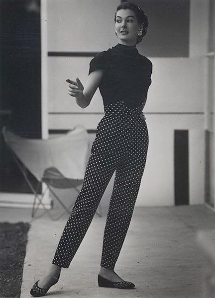 1950s polka dot pants with a V notch waisband 1950s Pants, Trousers Outfit, Fashion Trousers, Glamour Decor, Mode Retro, Vintage Fashion 1950s, Polka Dot Pants, Well Dressed Women, Look Retro