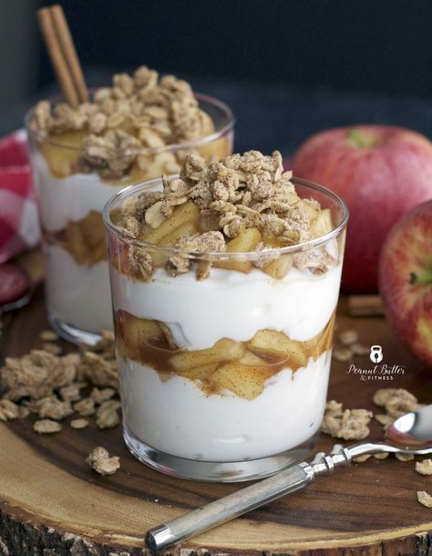 Apple Cinnamon Greek Yogurt Parfait with easy homemade granola - a perfect fall treat, snack, dessert, or even breakfast! Apple Crisp Yogurt Parfait, Essen, Cinnamon Parfait, Bento Breakfast, Breakfast Meal Prep Ideas, Healthy Parfait, Yogurt Parfait Recipe, Greek Yogurt Breakfast, Granola Ingredients