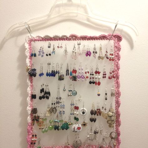 Charm Display Ideas, Earrings Organizer Diy, Crochet Earrings Holder, Jewelry Organizer Crochet, Earring Holder Crochet, Earrings Organization, Crochet Earring Holder, Crochet Jewelry Holder, Perfect Granny Square