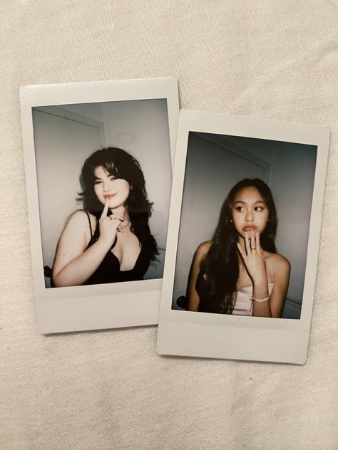 Polaroid Party Pictures, Polariod Aesthetic Girl, Polaroid Friend Pictures, Polaroid Style Pictures, Polaroid Pictures Poses, Best Friend Polaroid Pictures Aesthetic, Polaroid Pics Ideas, Polaroid Pose Ideas, Coquette Friends Aesthetic