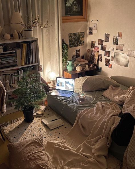 a on Twitter: "cosy productive monday… " Peaceful Cozy Bedroom, Rum Inspo, Indie Room, Redecorate Bedroom, Aesthetic Rooms, घर की सजावट, Dreamy Room, Dream Room Inspiration, Bedroom Aesthetic