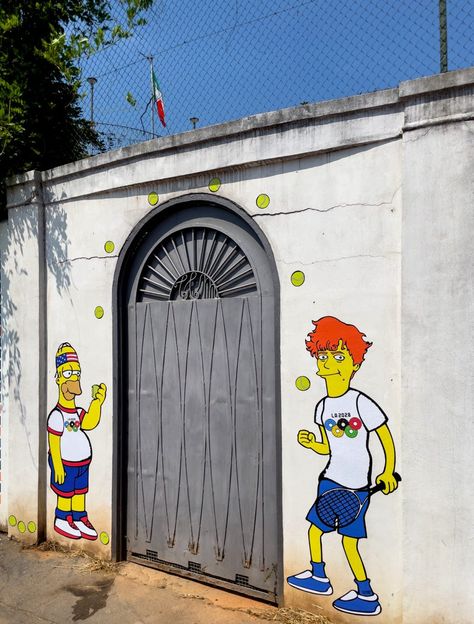 A poche ore dalla chiusura delle Olimpiadi di Parigi 2024, il passaggio di consegne a Los Angeles 2028 è celebrato anche dalla street art. The post Da Parigi a Los Angeles 2028: Jannik Sinner ‘simpsonizzato’ nel murale di aleXsandro Palombo appeared first on Revenews. Angeles, Los Angeles, Street Art, Art, Jannik Sinner