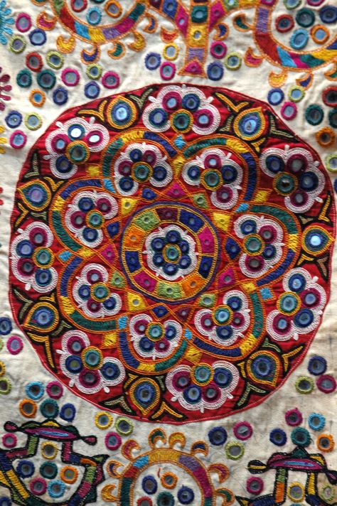 Patchwork, Kutch Work Designs, Ethno Style, Kutch Work, Indian Patterns, India Colors, Indian Textiles, Fibres Textiles, Indian Embroidery