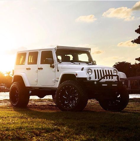 Light bars and wheels. Yes please Four Door Jeep Wrangler, White Jeeps, Four Door Jeep, Jeep Aesthetic, White Jeep Wrangler, Jeep Wrangler Lifted, Jeep Car, White Jeep, Car Wheels Rims