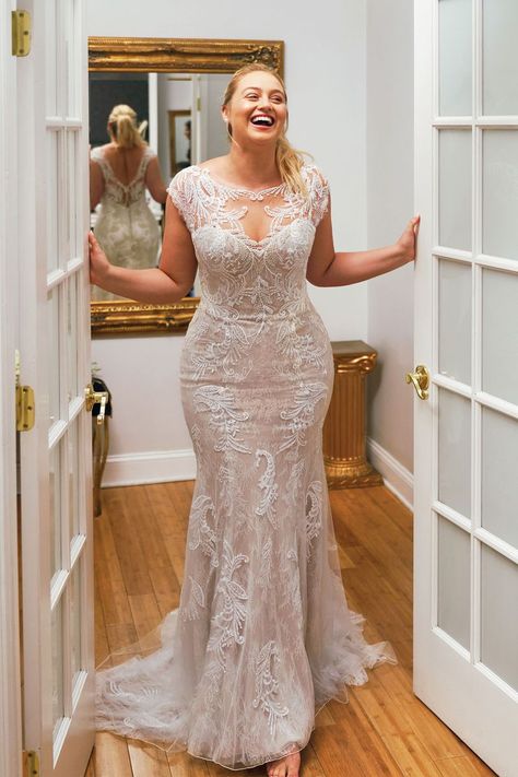 Curvy Wedding, Hand Beaded Lace, Plus Wedding Dresses, Lace Wedding Gown, Curvy Bride, Justin Alexander, Fitted Wedding Dress, Curvy Dress, Wedding Gowns Lace