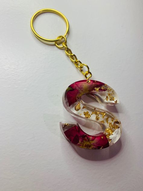 Using dried real red roses to accessorize an initial keychain for a customer Fimo, Rose Resin Keychain, Red Resin Keychain, Dried Rose Resin Art, Resin Initial Keychain, Diy Resin Gifts, Diy Resin Keychain, Resin Pendant Diy, Red Keychain