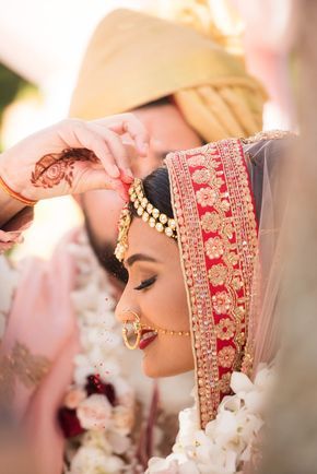 Wedding Sindur Photography, Wedding Sindur Pic, Indian Wedding Candid Photography, Bride And Groom Pictures Indian Wedding, Sindur Wedding, Sindoor Daan Photography, Wedding Images Indian, Indian Wedding Photography Couples Photoshoot, Indian Wedding Pictures Poses