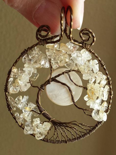 Tree Of Life Crystal Pendant, Tree Of Life Keychain, Tree Of Life Pendant Tutorial, Crystal Chips Ideas, Tree Of Life Crafts, How To Make Crystals, Wire Ornaments, Handmade Tree, Wire Jewelery