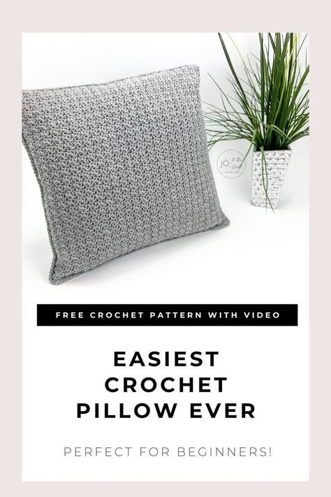 Are you new at crochet? Do you want to learn how to make a crochet pillow cover? Here is a great easy and free crochet pillow pattern you can make even as a beginner. It uses simple stitches and makes the perfect crochet couch cushions. Use this free pattern to make a crochet pillow for the kids or your farmhouse. Amigurumi Patterns, Crochet Pillow Case Pattern, Pillow Cover Crochet Pattern, Crochet Cushion Covers, Modern Haken, Crochet Cushion Pattern, Crochet Pillow Patterns Free, Crochet Pillow Cases, Throw Pillow Pattern