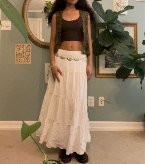 White Flowy Outfit Aesthetic, Low Rise Long Skirt Outfit, Maxi Flowy Skirt Outfit, Long Flowy Skirt Outfit Winter, Long White Skirt Festival Outfit, Coachella Skirt Outfit, Maxi Flowy Skirt, White Fairy Skirt Outfit, Hippie Maxi Skirt