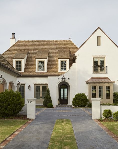 Country House Exterior, Country Home Exterior, White Brick Houses, French Country Exterior, French Country Modern, French Inspired Home, French Exterior, Modern French Country, Brick And Wood