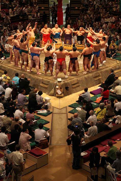 Sumo Wrestler, Kamakura, Japanese Wrestling, All About Japan, Turning Japanese, Saint Esprit, Battle Royal, Japanese People, Japan Culture