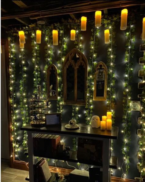 Natal, Floating Candles Bedroom, Harry Potter Inspired Home Office, Harry Potter Christmas Room Decor, Harry Potter Themed Apartment, Harry Potter Theme Living Room, Harry Potter Decor Aesthetic, Harry Potter Living Room Aesthetic, Slytherin Themed Party