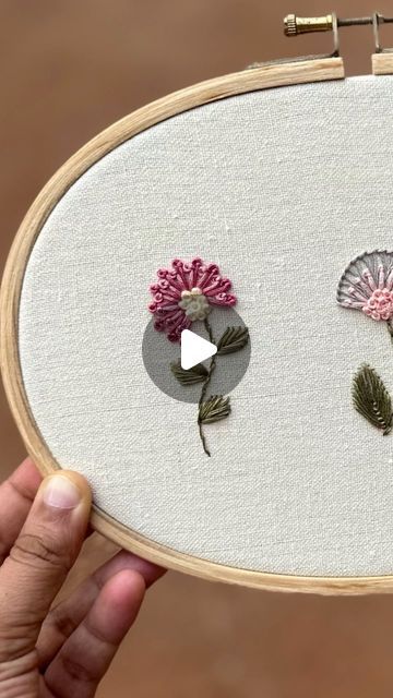 Patchwork, Embroidered Stitches Tutorial, Embroidery Stitches For Flowers, Embroidery Stitches Videos, Embroidered Flowers Tutorial, Flower Stitch Embroidery, How To Embroider Flowers, Knot Stitch Embroidery, Embroidery Flowers Tutorial