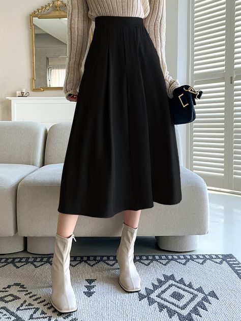 Skirts For Wide Hips, Long Skirts Fall, Black Skirt Ideas, Long Skirt Fashion Casual, Black Flare Skirt Outfit, Grandma Fashion Aesthetic, Flared Skirt Outfit, Women Skirt Outfits, Long Black Skirts