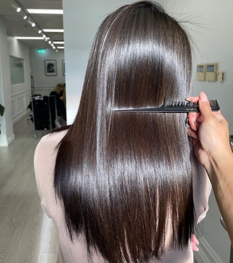 Have you ever heard of glass hair before? Now is the right time to nourish it and give it that insane amount of shine. Most professional salons can gi... Long Bridal Hair, Glass Hair, Wavy Bob Haircuts, Short Wavy Bob, Hair Gloss, Hair Color Underneath, Glossy Hair, Hair Control, Hair Shine