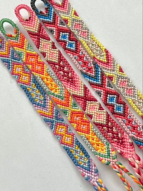 Bracelet Book Bracelets, Summer Friendship Bracelets Aesthetic, Complex Friendship Bracelets, 6 Color Friendship Bracelet, Aztec Bracelet Pattern, Aztec Friendship Bracelet Patterns, Color Palette Bracelet, Summer Bracelet Colors, Bracelet Bresilien Aesthetic