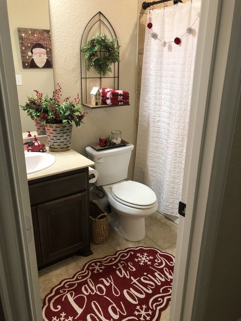 Guest Room Holiday Decor, Christmas Decor Ideas Trailer House, Apartment Christmas Decorations Ideas, Desk Holiday Decor, Small Christmas Bathroom Decor, Christmas Small Bathroom Decor, Christmas Decor Ideas Restroom, Small Apartment Holiday Decor, Cute Christmas Bathroom Ideas