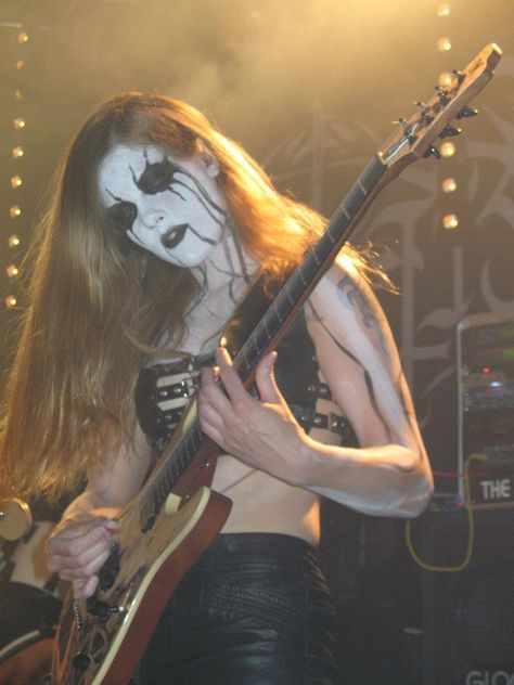 Obscura – Hanna van den Berg (Netherlands) is a Black Metal musican who played in bands such as Asagraum (Vocals, Bass, Guitar), Draugur (lead guitar), Infestis (lead guitar) and Wolvenbloed (bass) Metal Girl Aesthetic, Black Metal Makeup, Metal Head Aesthetic, Corpse Paint Black Metal, Black Metal Corpse Paint, Heavy Metal Aesthetic, Black Metal Aesthetic, Heavy Metal Shirts, Black Metal Fashion
