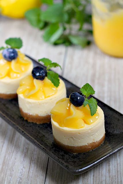 Lemon Cheesecakes, Mini Lemon Cheesecakes, Homemade Lemon Curd, Mini Cheesecake Recipes, Small Desserts, Lemon Cheesecake, Fancy Desserts, Dessert Buffet, Mini Cheesecakes